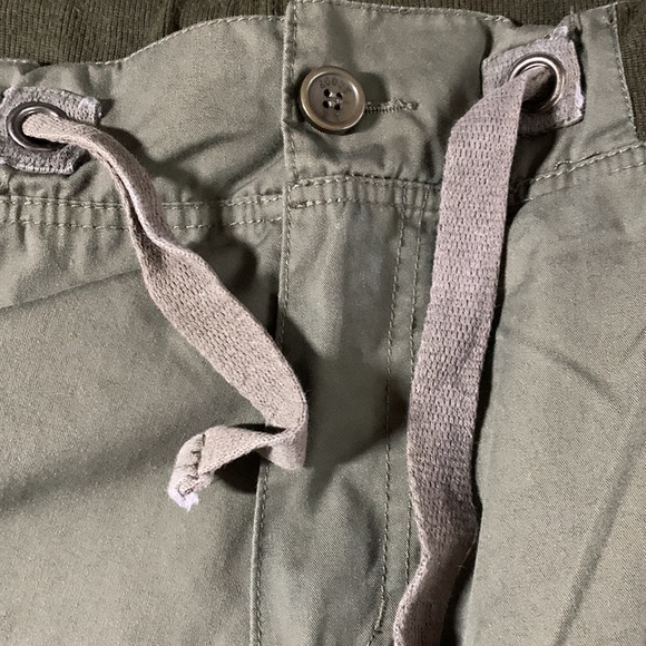 2 pairs of men’s shorts. LR Scoop green cargo, gray National Outfitters. Size 36 - Picture 4 of 15